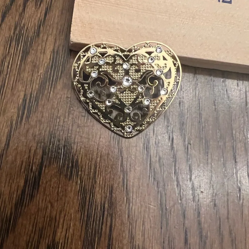 Vintage women’s Dainty Gold Tone Filigree Heart  Brooch pin w rhinestones.